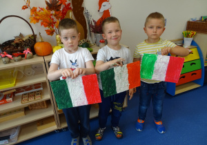 Chłopcy z flagami pomalowanymi pastelami